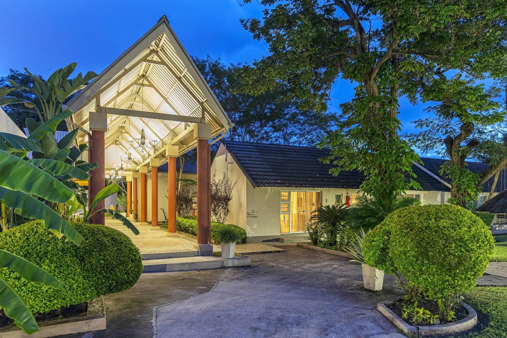 Protea Hotel By Marriott Zambezi River Lodge Катима-Мулило Экстерьер фото